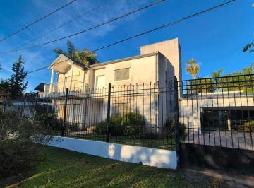 Casa · 283m² · 3 Dormitorios · 2 Cocheras · Casa 3 Dorm. y Pileta en Parque Golf Club con Hermosa Vista!