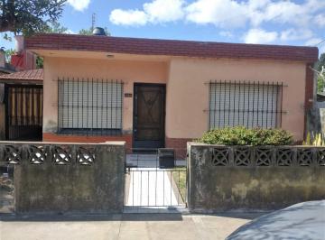 Casa de 3 ambientes, Almirante Brown · Casa con Amplio Lote, Dos Dorm., Parque y Garaje Pasante