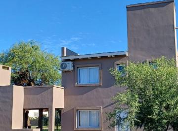 Casa · 95m² · 5 Ambientes · 1 Cochera · Hermoso Chalet Nuevo! con Vista a La Montaña!
