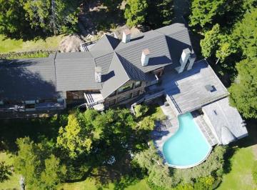 Casa · 696m² · 8 Ambientes · Espectacular Casa en Arelauquen con Pileta Climatizada y Vista Al Lago