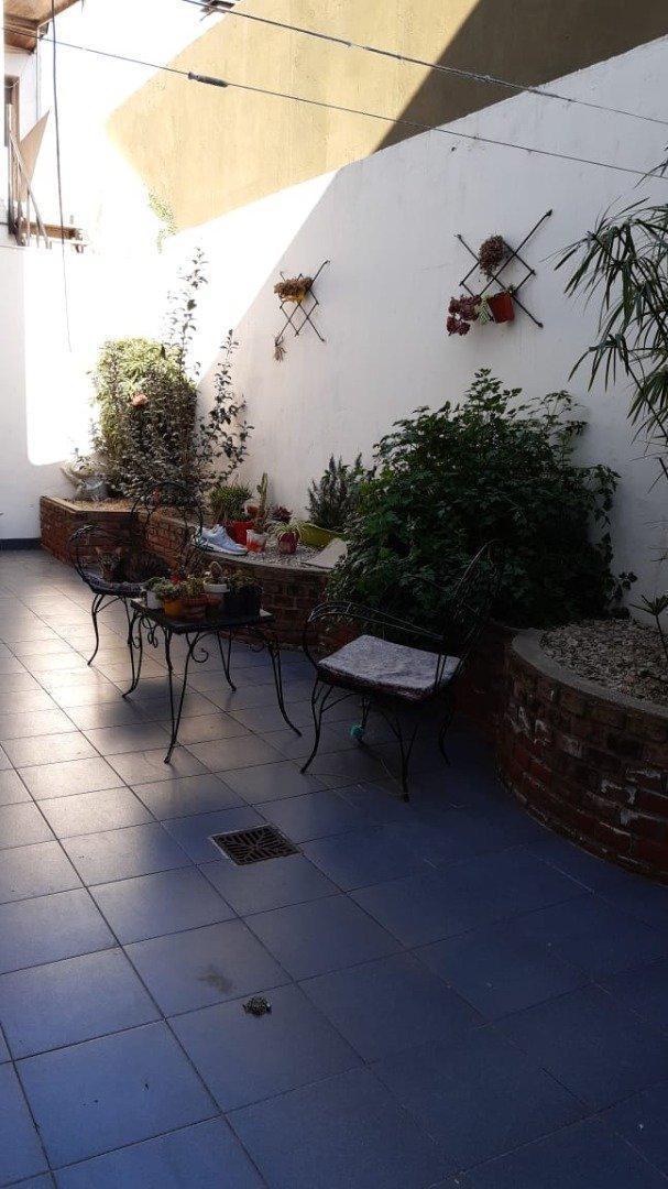 Dpto 3 ambientes en planta baja. posee un gran patio