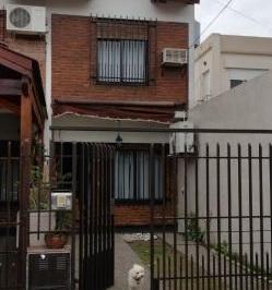 Casa de 4 ambientes, La Matanza · Ramos Mejia - Duplex 3 1/2 Amb con Cochera, Fondo y Quinchito