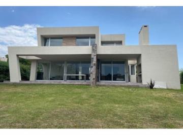 Casa · 305m² · 10 Ambientes · 2 Cocheras · Venta de Importante y Moderna Casa en Barrio Cerrado La Serena
