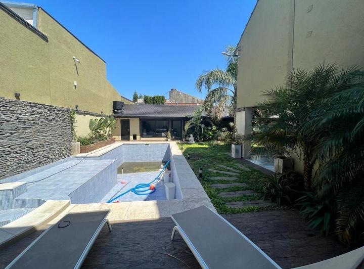 Casa · 490m² · 5 Ambientes · 2 Cocheras