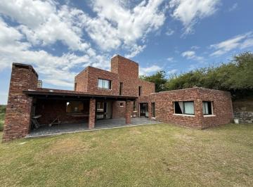 Casa · 250m² · 4 Ambientes · 2 Cocheras · El Calicanto Av Intercountries Casa en Venta