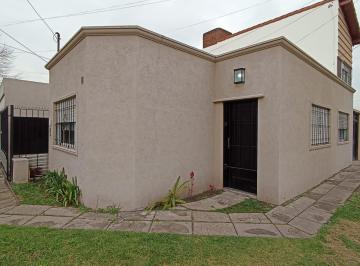 Casa de 3 ambientes, Morón · Casa Ubicada en Castelar Sur. Acepta Permuta por Otra Propiedad.