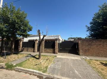 Casa · 70m² · 3 Ambientes · 2 Cocheras · Buena Oportunidad en Luis Guillon!