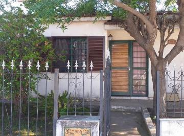 Frente · En Venta Casa de 3 Dorm. con Cochera B° Los Robles