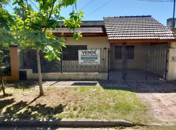 Casa · 90m² · 4 Ambientes · 1 Cochera · Casa con Amplio Jardín