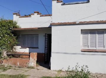 Casa · 102m² · 4 Ambientes · 1 Cochera · Propiedad de Corte Antiguo Sobre 2 Lotes. Necesita Reformas. Temperley Este