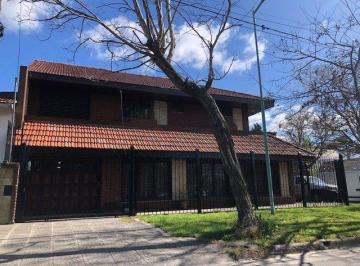 Casa · 380m² · 6 Ambientes · 4 Cocheras · Amplia Propiedad con Departamento Independiente Barrio Los Pinares