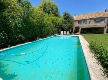 Casa · 300m² · 5 Ambientes · 2 Cocheras · Divina Casa en Bo. La Arboleda - 1048 m Lote - 300 m Cub