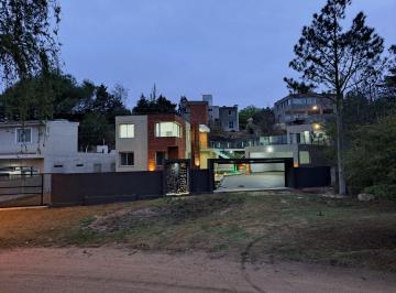 Casa · 335m² · 4 Ambientes · 1 Cochera · En Venta Casa Mas Departamento a Estrenar con Pileta a 500 m del Lago San Roque Ref: 1793