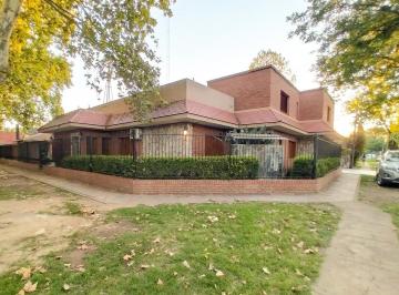 Casa de 8 ambientes, Funes · Casa en Venta - Centro de Funes - Excelente Ubicacion