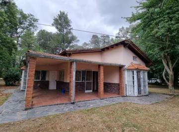 Quinta vacacional · 150m² · 6 Ambientes · 2 Cocheras · Importante Casa en Venta en La Lonja, en La Calle Pampa. Retasada