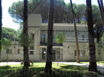 Casa de 5 ambientes, Cariló · Casa de Estilo Moderno, con Piscina y Rodeada de Bosque. (Cod - 65)