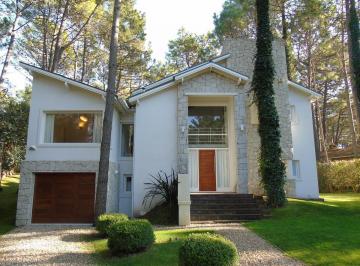 Casa de 4 ambientes, Cariló · Casa con Piscina y Hermoso Entorno de Bosque. (Cod - 204)