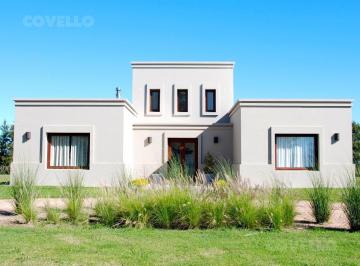 Casa · 155m² · 4 Ambientes · 1 Cochera · Venta Casa en Carmelo Barrio Privado Campo Chico.