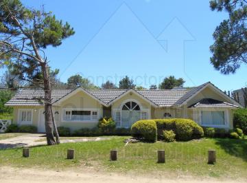 Casa · 163m² · 4 Ambientes · 1 Cochera · Casa - Parque Carilo