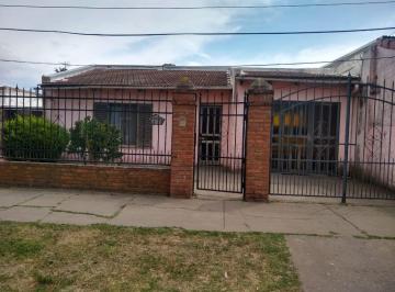 Casa con Patio Verde · Venta Casa 3 Dorm. en Perez