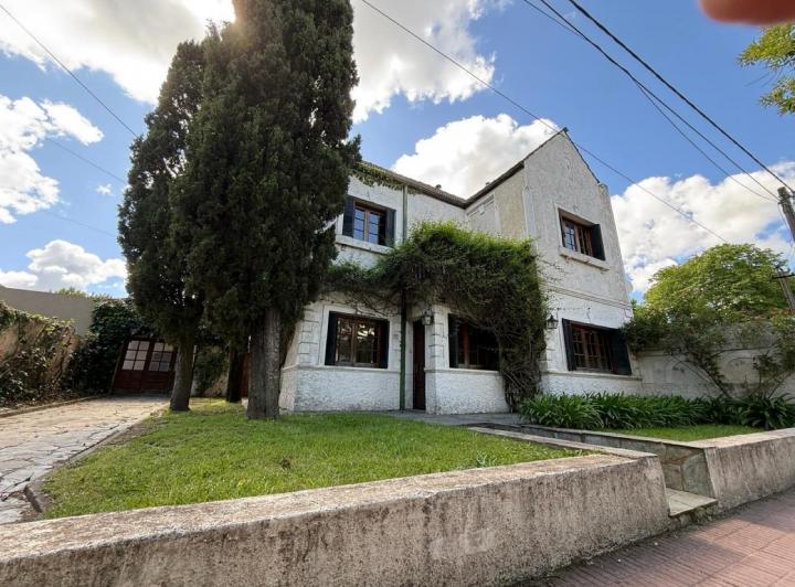 Casa · 190m² · 5 Dormitorios · 2 Cocheras