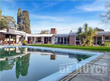 Casa · 300m² · 6 Ambientes · 3 Cocheras · Casa en Venta en Berazategui Oeste
