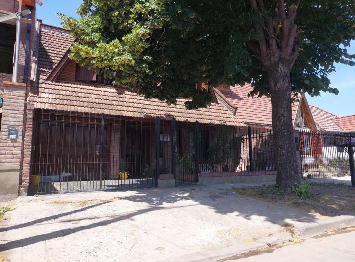 Casa · 220m² · 6 Ambientes · 1 Cochera