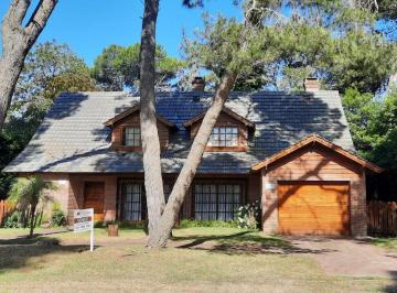 Casa · 298m² · 5 Dormitorios · 1 Cochera · Pinamar, Casa Eolo - Chalet Tradicional