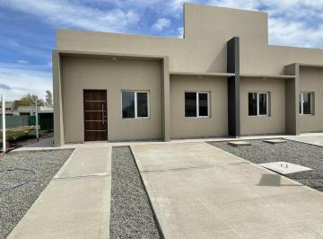 Casa · 300m² · 4 Ambientes · 1 Cochera · Casa - Plottier