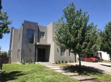 Casa · 215m² · 5 Ambientes · 2 Cocheras · Casa en Venta Estrenar en Las Tipas: Nordelta