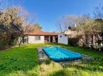 Casa · 95m² · 3 Ambientes · 1 Cochera · Casa en Barrio Parque Los Pinos.