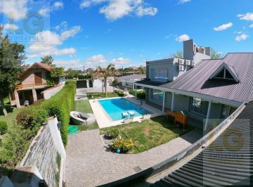 Casa · 500m² · 7 Ambientes · 4 Cocheras · Casa en Venta de 6 Ambientes en El Pato, Berazategui. Gran Propiedad en Excelente Estado.