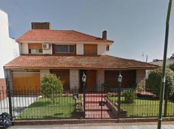 Casa · 200m² · 5 Ambientes · 1 Cochera · Imponente Chalet 6 Amb Gran Jardín y Piscina