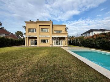 Casa · 285m² · 4 Ambientes · 4 Cocheras · Casa en Venta en Campos de Alvarez