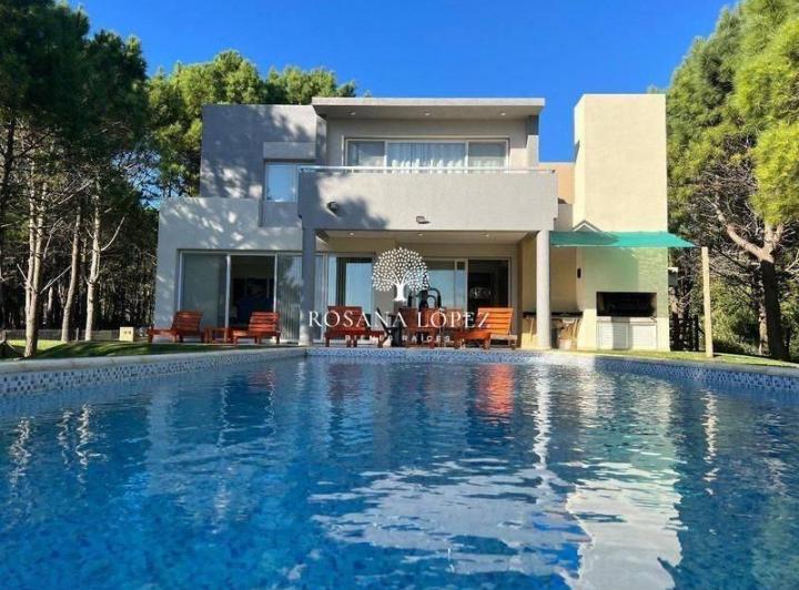Casa · 250m² · 5 Ambientes · 1 Cochera