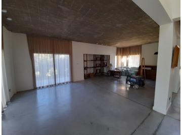 Casa · 350m² · 5 Ambientes · 2 Cocheras · Chalet de 5 Ambientes - Barrio San Benito