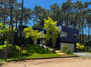 Casa · 900m² · 5 Ambientes · 2 Cocheras · Casa en Alquiler en Alamos II Pinamar
