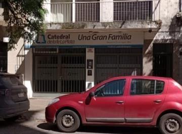 Casa · 400m² · 8 Ambientes · Casa con Salon en Venta en La Plata - 5 Dorm.