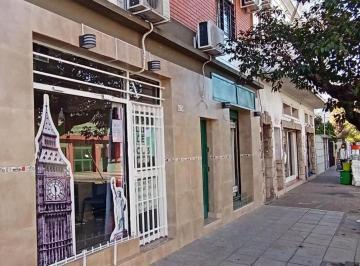 Casa · 120m² · 4 Ambientes · 1 Cochera · Casa de 4 Amb con 3 Locales Excelente Zona de Ramos Mejía