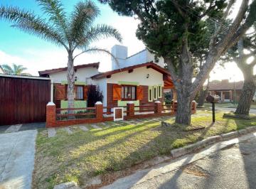 Casa · 100m² · 4 Ambientes · 1 Cochera · Hermosa Casa en Barrio San Rafael