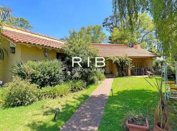 Casa de 8 ambientes, Pilar · Propiedad Sobre 800 m² en Muy Buena Ubicación