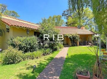 Casa · 250m² · 8 Ambientes · 2 Cocheras · Propiedad Sobre 800 m² en Muy Buena Ubicación