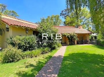 Casa Venta de 5 ambientes · Propiedad Sobre 800 m² en Muy Buena Ubicación