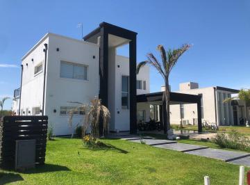 Casa · 260m² · 4 Ambientes · 2 Cocheras · Casa - Lagos de Canning
