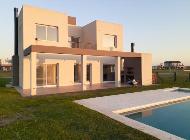 Casa · 174m² · 5 Ambientes · 3 Cocheras