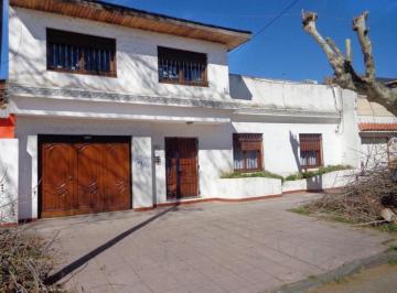 Casa · 298m² · 6 Ambientes · 1 Cochera · Chalet de 6 Ambientes con Fondo y Pileta