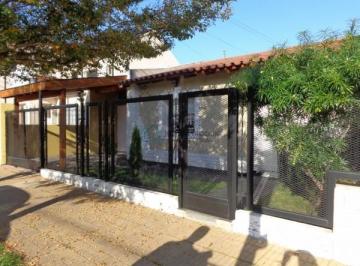 Casa · 82m² · 4 Ambientes · 1 Cochera · Chalet de 4 Ambientes con Garage, Fondo y Pileta