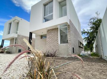 Casa · 90m² · 4 Ambientes · 1 Cochera · Casa - Joaquin Gorina
