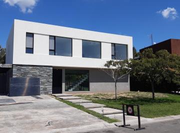 Casa · 190m² · 5 Ambientes · 2 Cocheras · Casa en Venta Ubicado en San Matias, Escobar, G. B. a. Zona Norte