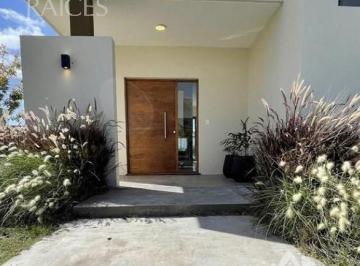 Casa · 208ha · 5 Ambientes · 2 Cocheras · Casa en Venta Ubicado en Araucarias, Pilar, G. B. a. Zona Norte